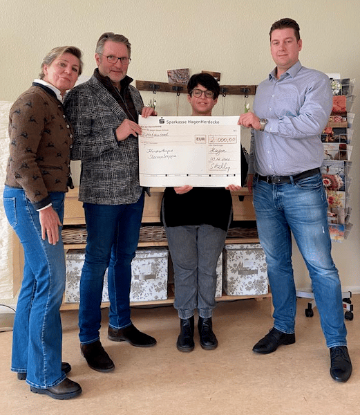 Donation to the Sternentreppe hospice service in Hagen of EUR 2,000. The photo shows (from left to right)<br />
Tania Caminades, Executive Director Roland Caminades, Hospice Coordinator Ulrike Söth and Executive Director Sebastian Köchling.